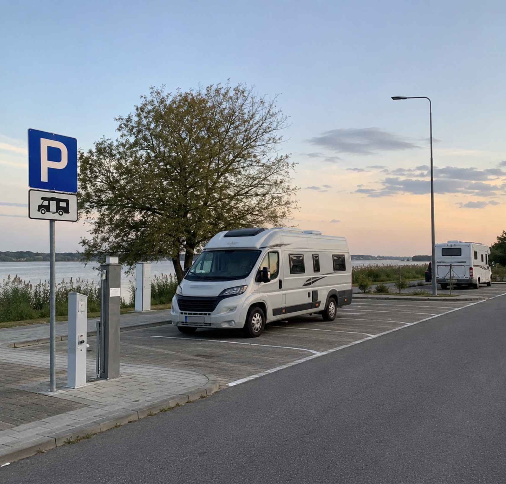 Parkingi i miejsca dla kamperów w Polsce – gdzie legalnie zaparkować i przenocować?